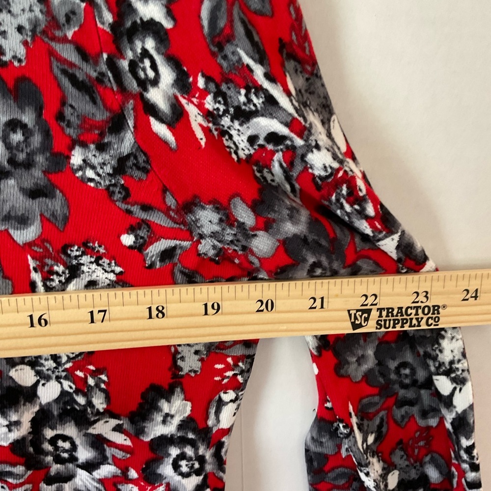 Emaline XL rad and black floral cardigan - Picture 2 of 10